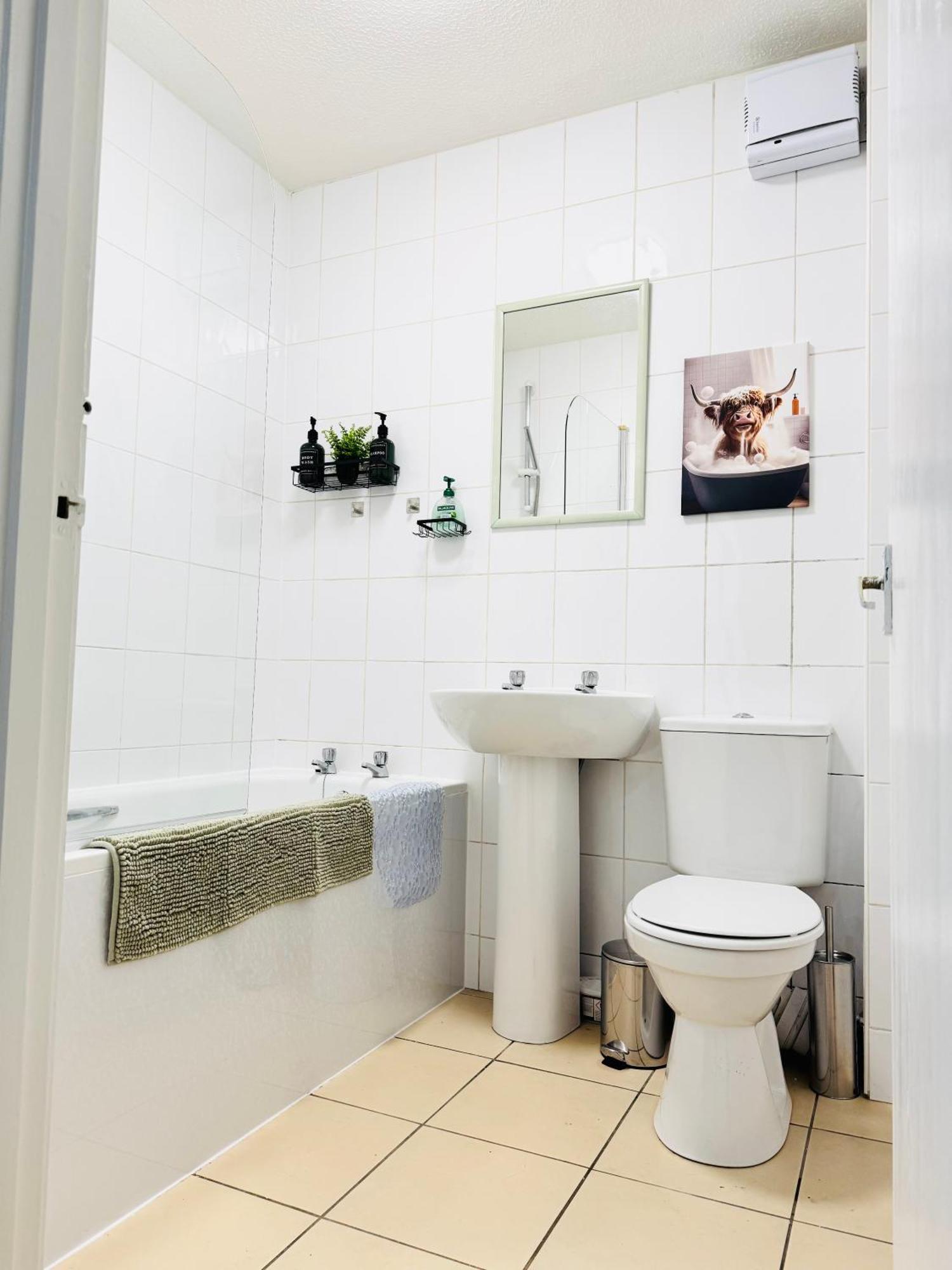 Cozy At Prime Location With Free Private Parking *