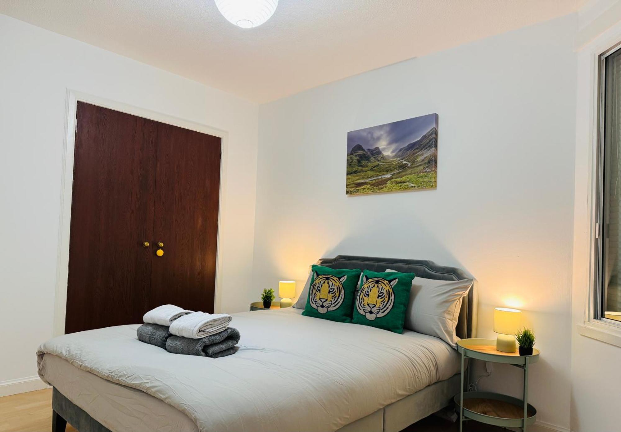Cozy At Prime Location With Free Private Parking