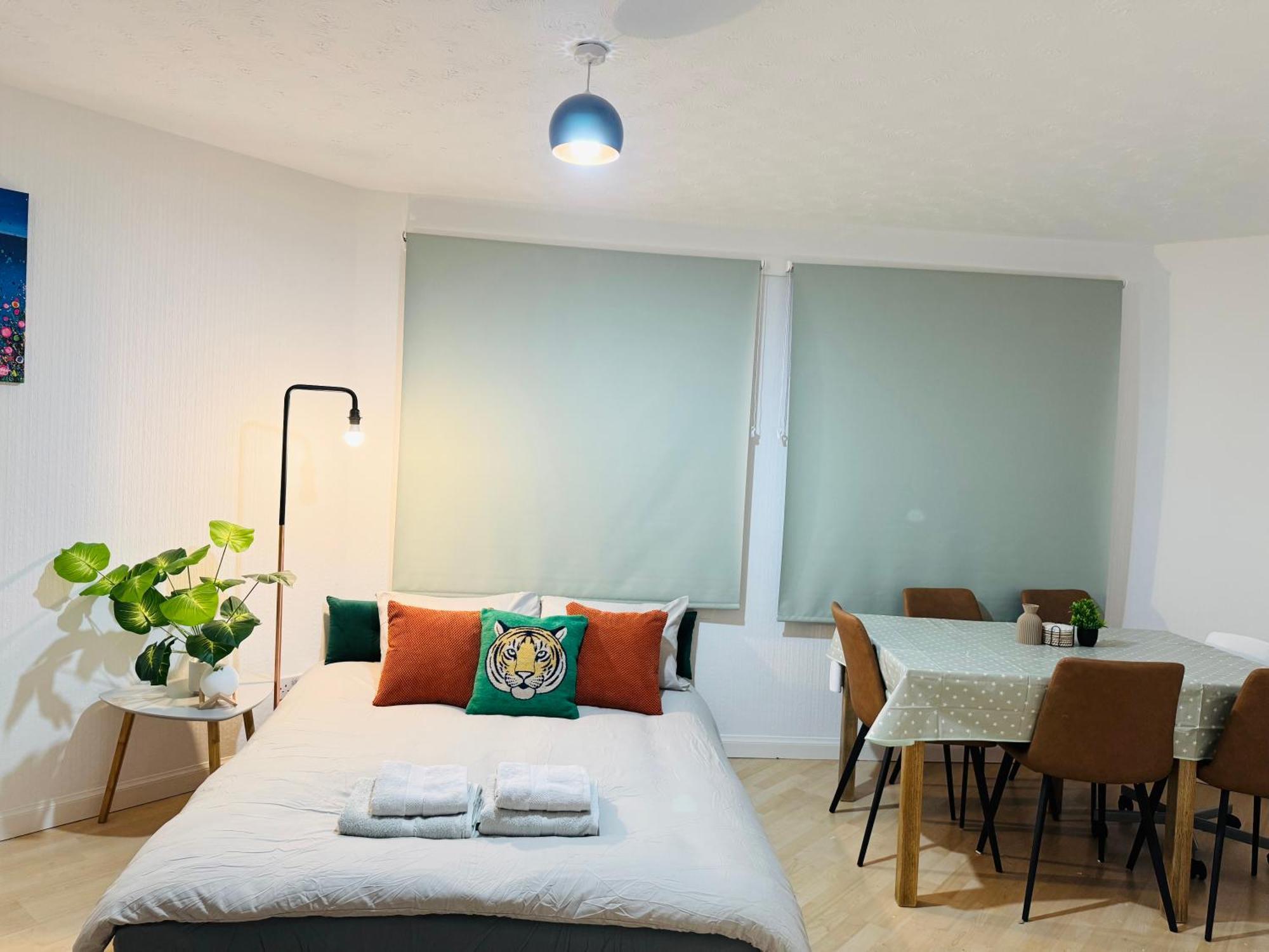 Cozy At Prime Location With Free Private Parking *